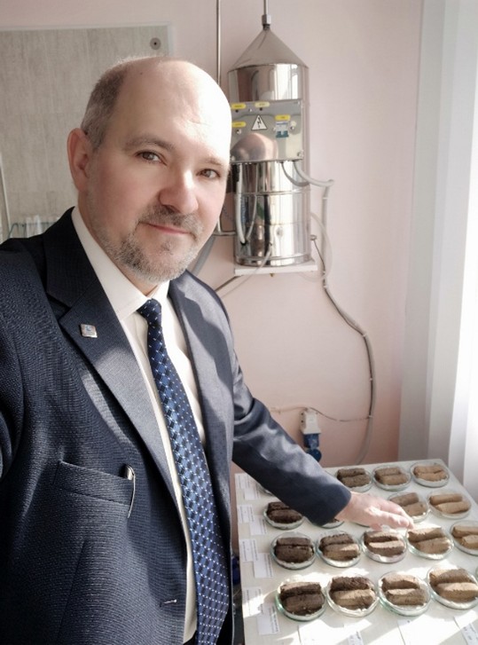 Зображення, що містить особа, у приміщенні, стіна, раковина Вміст на основі ШІ може бути неправильним.