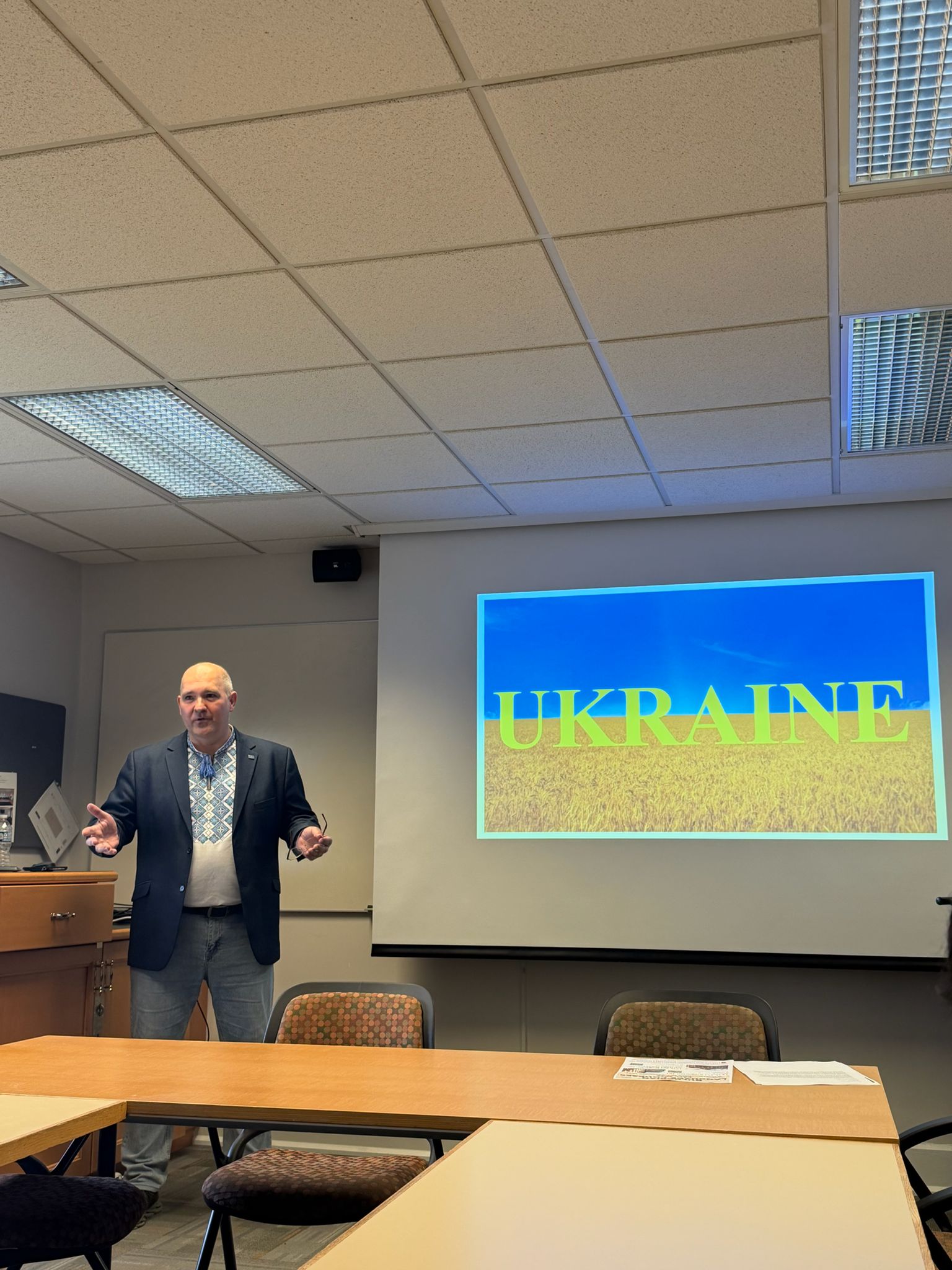 Зображення, що містить у приміщенні, Офісна будівля, меблі, стілВміст на основі ШІ може бути неправильним.