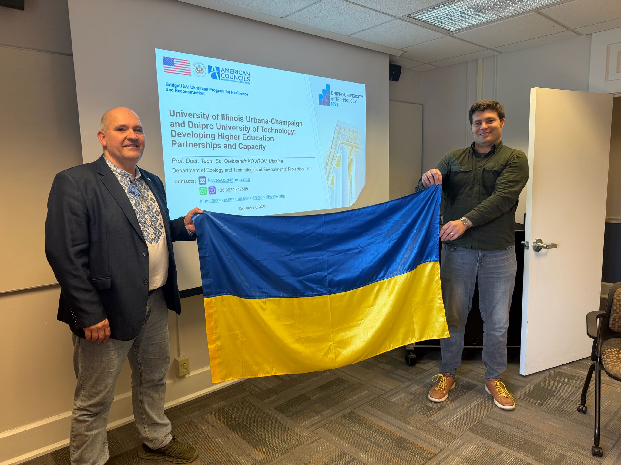 Зображення, що містить одежа, чоловік, особа, стінаВміст на основі ШІ може бути неправильним.